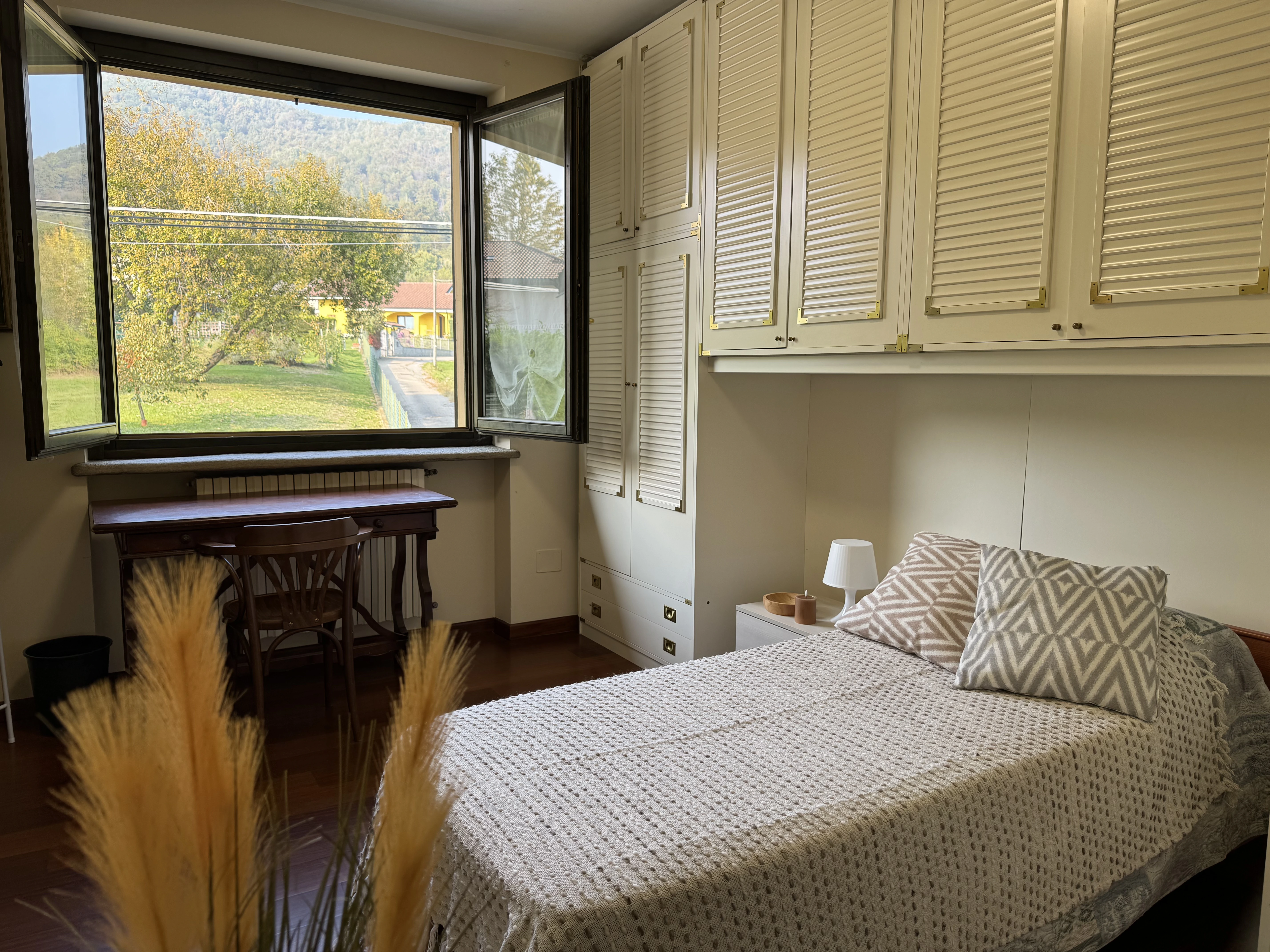 Esterno della villa con giardino verde